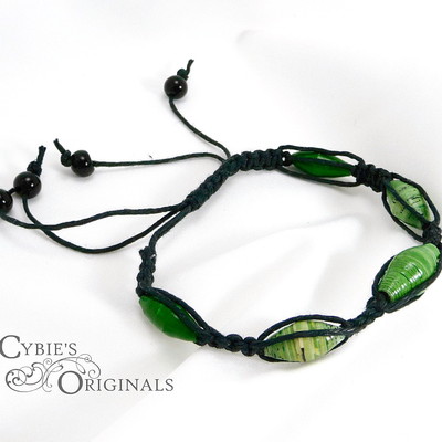 Ugandan bead and hemp bracelet (green & black)