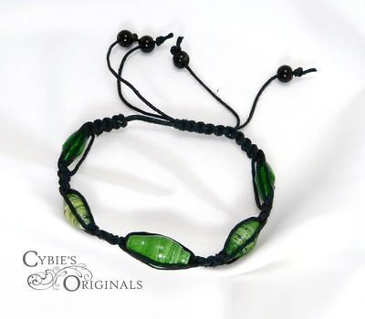 Ugandan bead and hemp bracelet (Green & Black)