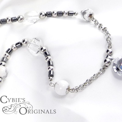 Spinning rainbow necklace