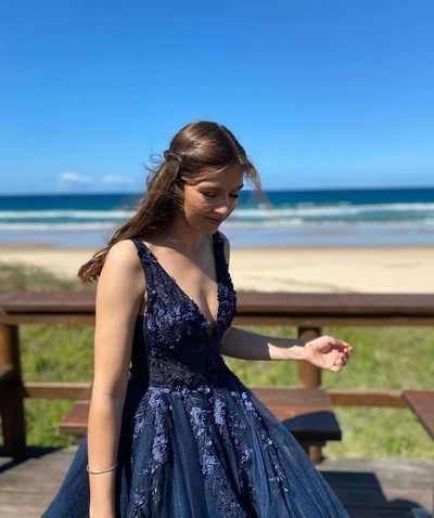 Stunning A-Line V Neck Navy Blue Tulle Long Prom Dresses with Lace Appliques