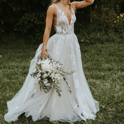V-neck a-line wedding dresses lace appliques tulle bridal gowns with plunging back wedding gown robe de soirée de mariage，1011