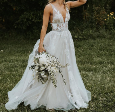 V-neck A-line Wedding Dresses Lace Appliques Tulle Bridal Gowns with Plunging Back Wedding Gown robe de soirée de mariage，1011