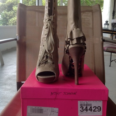 100% authentic new betsey johnson lizzy boots