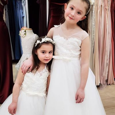 Beautiful a-line v neck tulle flower girl dresses with appliques