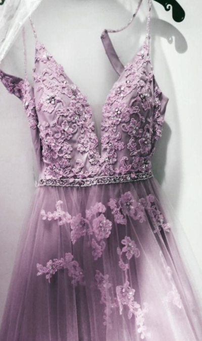 Light Purple Tulle V Neck Prom Dress With Lace Applique 
