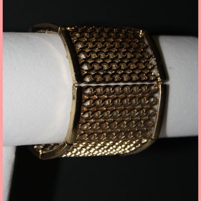 Gold bracelet with link detail