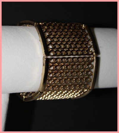 Gold bracelet with link detail