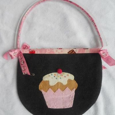 Girl's cupcake purse