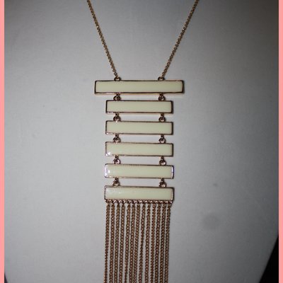 Off white drop-off necklace