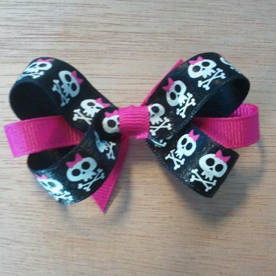 Skull and cross bones bow