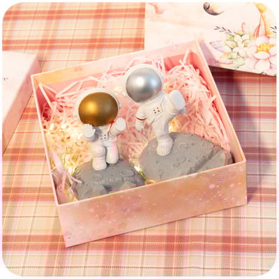 Astronaut creative mobile phone holder