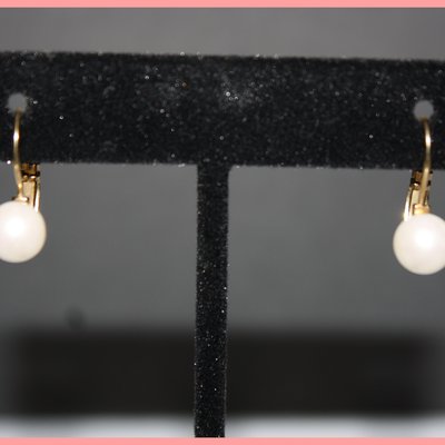 Pearl earrings with gold back