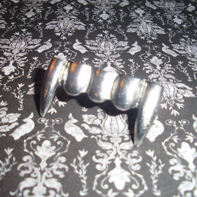 Vampire teeth ring