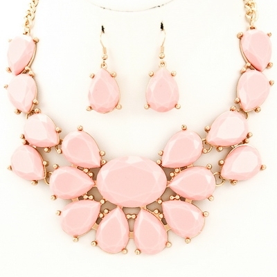 Sweet romance necklace in blush pink