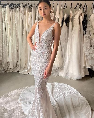 Beautiful Mermaid V Neck Backless Lace Wedding Dresses with Train