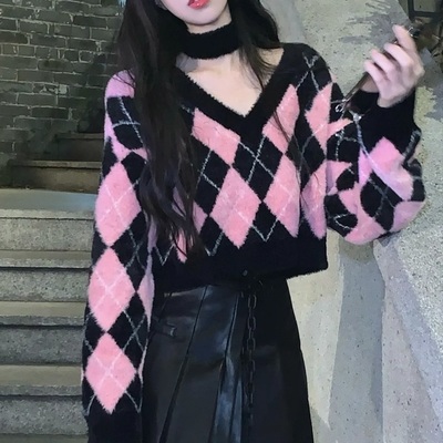 Cute girl american college style hot girl diamond shaped contrast black pink v neck short small knit sweater