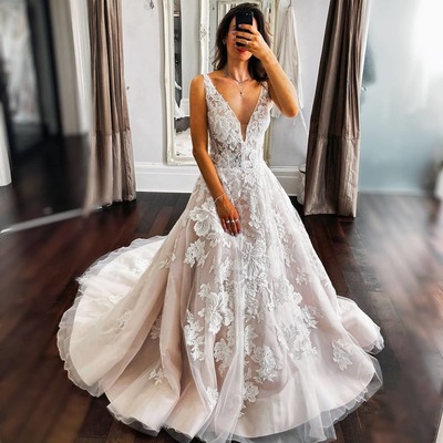 Lovely A-Line V Neck Tulle Wedding Dresses with Lace Appliques