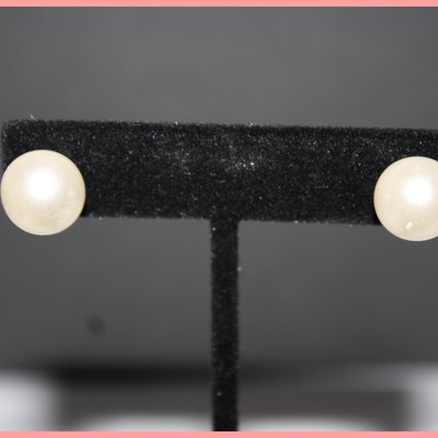 Pearl stud earrings 