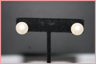 Pearl stud earrings 