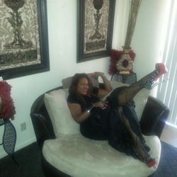 Kisha in round chair leg up