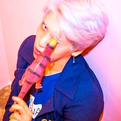 Tumblr o7n7w583uo1vrb8xto4 400