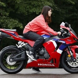 Foto cewek jepang naik honda cbr600r terbaru